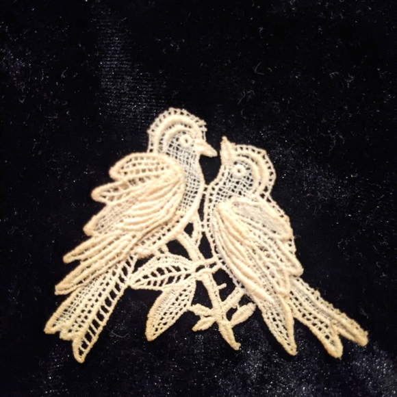 Vintage lace bird brooch - Picture 1 of 2